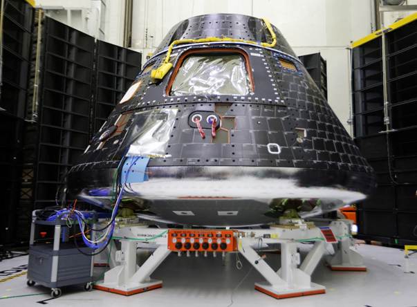 NASA’s Orion crew capsule (Artemis II mission). Engineers used HoloLens 2 AR headsets to guide the assembly of Orion’s crew module, overlaying holographic instructions onto the physical spacecraft weforum.org.